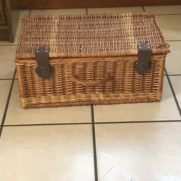 Get Picnic Basket For Sale Background